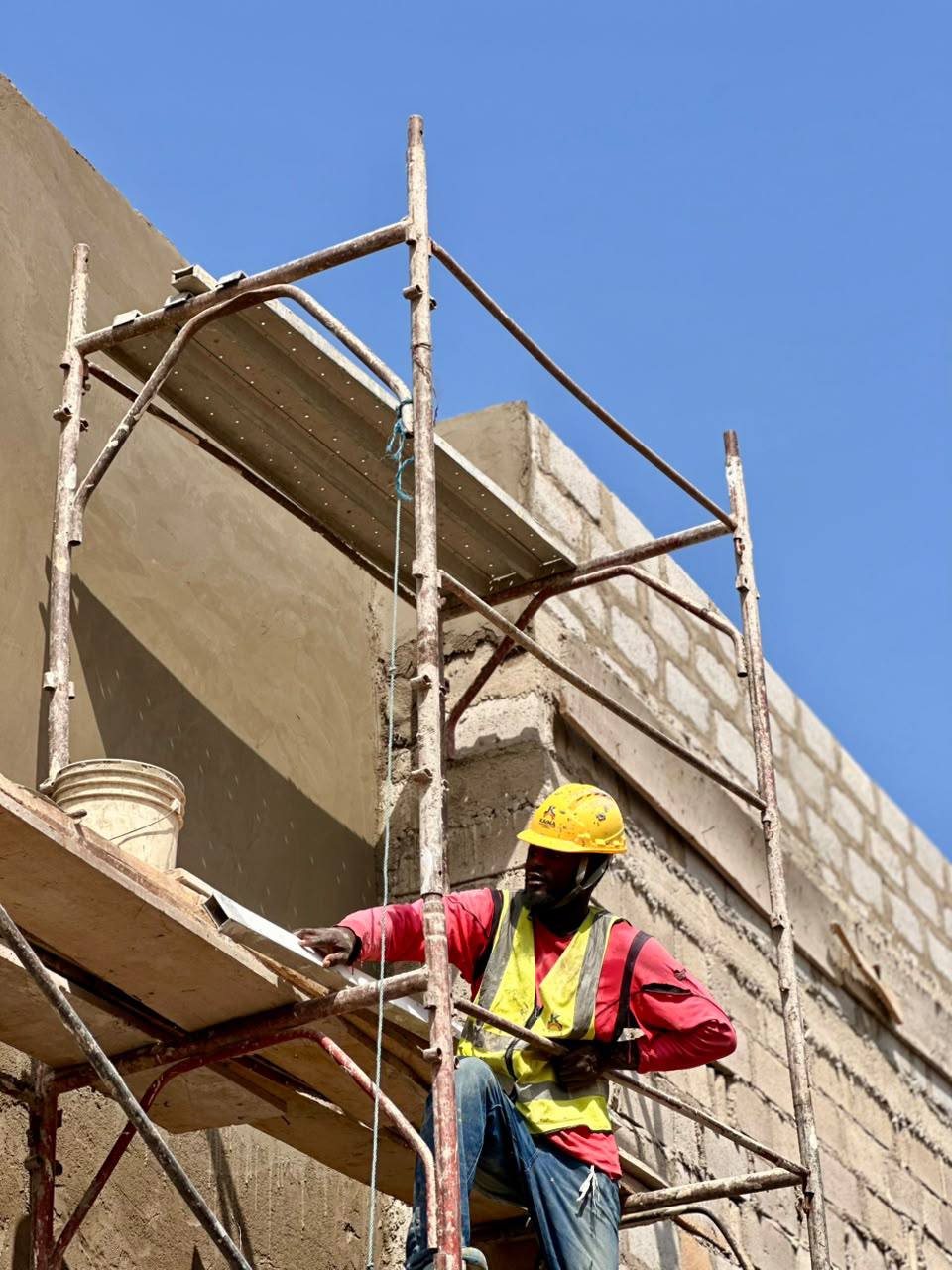 Kaina worker working on scaffolding